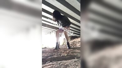 巨丑无比的伪娘在土包上尿尿露出