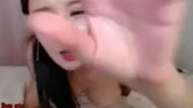 Stunning Korean Camgirl blowjob lesson