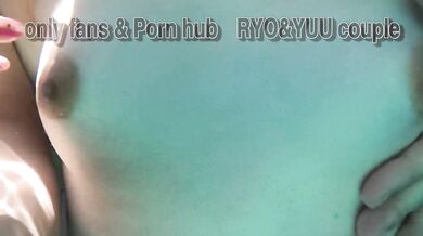 極上の痙攣まんこに無許可でぶち撒ける！豪華なヴィラに開放的になった女子大生とプールで生ハメSEX♡素人カップル/歳の差/顔出し/パイパン/中出し/変態/露出/水着/English subtitles