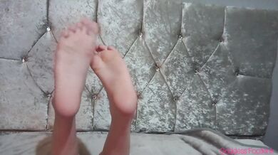 My sexy sweaty feet smell so footy that you'd cum immediately