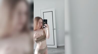Pretty girl shows off her sexy body