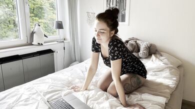 CHLOE LOGAN REACTS HONESTLY TO THREESOME