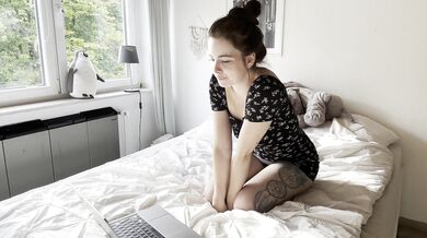 CHLOE LOGAN REACTS HONESTLY TO THREESOME