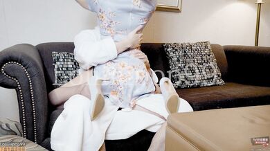 My Teen Step Sister surprises Me in Chinese Qipao - 丝袜旗袍少女