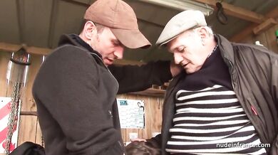 Papy Voyeur Regarde Une Blonde Se Faire Enculer
