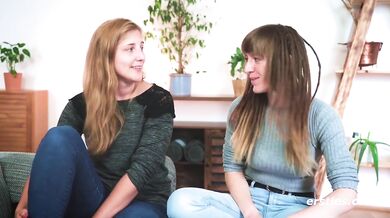 Ersties - Sinnliches lesbisches Vergnügen auf weißen Laken