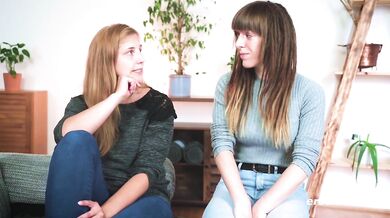 Ersties - Sinnliches lesbisches Vergnügen auf weißen Laken