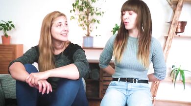 Ersties - Sinnliches lesbisches Vergnügen auf weißen Laken