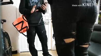 SE COJE AL REPARTIDOR DE COMIDA UBER EATS RAPPI