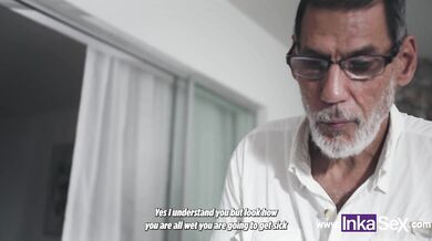 Esposo viejo y morboso folla con la hermanastra de su esposa mientras estan solos en casa y la hace venirse