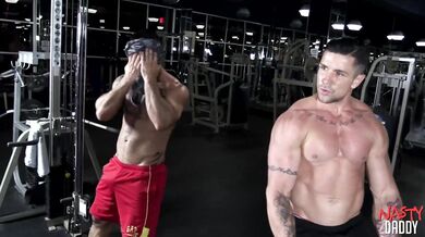 Muscular Gay Works Out Turn Into Handjob