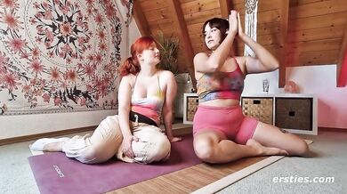 Ersties - Lesbische Yoga-Session mit intensiven Höhepunkten