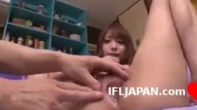 Ch?i em gái rên la d? d?i