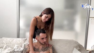 Paula rojas le hace una turca al albañil y se lo termina follando - FT Eldesc0