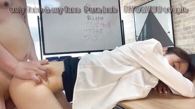 新入社員が上司に寝取られSEX！無許可の生ハメ中出しに困惑しながらもオフィスでマジイキ！素人カップル/歳の差/NTR/美少女/イラマチオ/電マ/個人撮影/変態/English subtitles