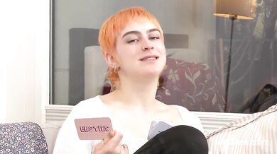 Ersties - Emi bringt sich mit Massageöl in Stimmung und dann mit einem Vibrator zum Höhepunkt