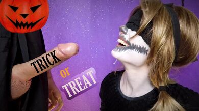 Coinquilino mi sborra in faccia mentre sono al telefono con il mio fidanzato (Halloween edition)