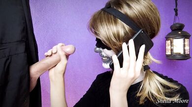 Coinquilino mi sborra in faccia mentre sono al telefono con il mio fidanzato (Halloween edition)