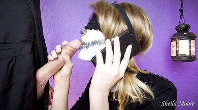 Coinquilino mi sborra in faccia mentre sono al telefono con il mio fidanzato (Halloween edition)