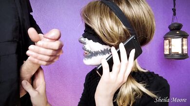 Coinquilino mi sborra in faccia mentre sono al telefono con il mio fidanzato (Halloween edition)