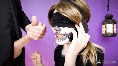 Coinquilino mi sborra in faccia mentre sono al telefono con il mio fidanzato (Halloween edition)