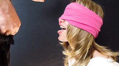 Mi ha ingannata con un gioco e poi mi ha sborrato in bocca