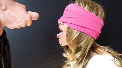 Mi ha ingannata con un gioco e poi mi ha sborrato in bocca