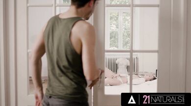 Sexy 19yo Babe Masturbates While Waiting For Her Man