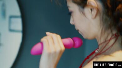 Watch this kinky Asian beauty drink her own hot golden pee