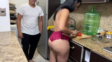 I found a Beautiful Milf Cooking in a Very Sexy Bikini with her Huge Ass