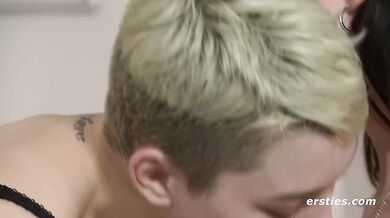 Ersties - Lesbisches Analplug-Vergnügen mit Lia und Birgit