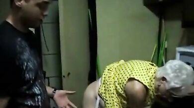 American Amateur Fucks a Dirty-Talking Granny in Doggy Style