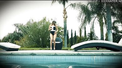 Blowjob and hardcore sex in the swimming pool