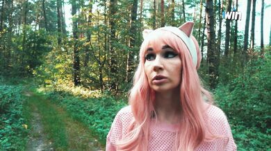 Няшка-лесбиянка заблудилась в лесу и нарвалась на хуй лесника.