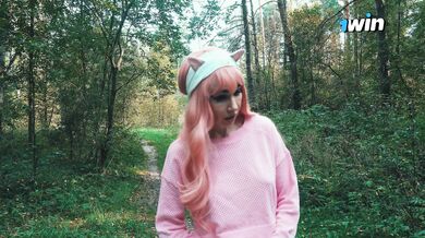 Няшка-лесбиянка заблудилась в лесу и нарвалась на хуй лесника.