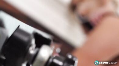 Jessi Lee Has A Fun Toy To Fuck