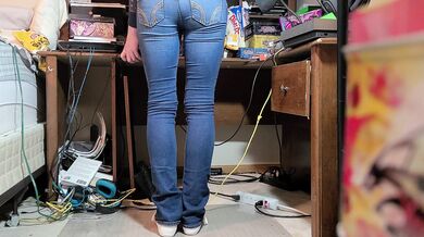 I peed in my skin tight Hollister jeans with my pink and white pumas :3
