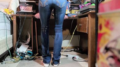 I peed in my skin tight Hollister jeans with my pink and white pumas :3