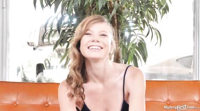 Mia Collins Spread Her Tight Cunt Wide For Big Cock For Her First Porno