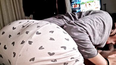 MI PADRASTRO SE ENOJA CON MI MAMA Y SE METE EN MI CAMA JUGAMOS A JUEGOS PROHIBIDOS