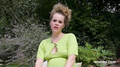 Ersties - Heißer Orgasmus mit der schwangeren Helena auf dem Rasen im Garten