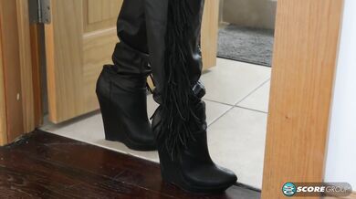 MILF Ruby Has Fun With Herself In The Shower