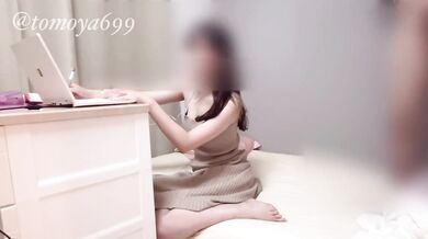 【素人個人撮影】オンライン授業中にHする大学生カップル。奥を突かれて我慢できずに痙攣イキ♡