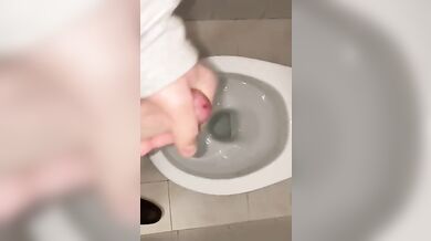Me hago una paja rápida en el baño del trabajo