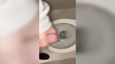 Me hago una paja rápida en el baño del trabajo