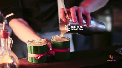 寂寞空姐酒吧的勾引（中英字幕）