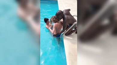 Grosse bite noir se fait branler pendant des vacnaces nudiste par 3 femmes