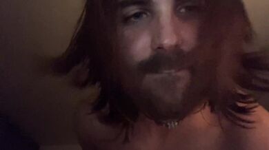 Guapo español y heterosexual me susurra mientras y me mira fijamente mientras me folla