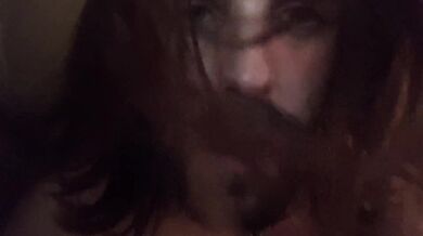 Guapo español y heterosexual me susurra mientras y me mira fijamente mientras me folla