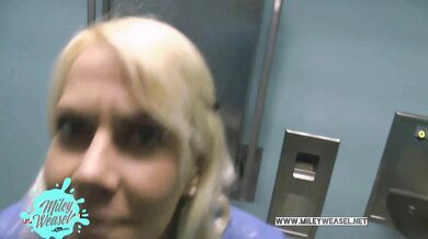 Versaute deutsche Schlampe lässt sich an der Autobahn von LKW Fahrer ficken